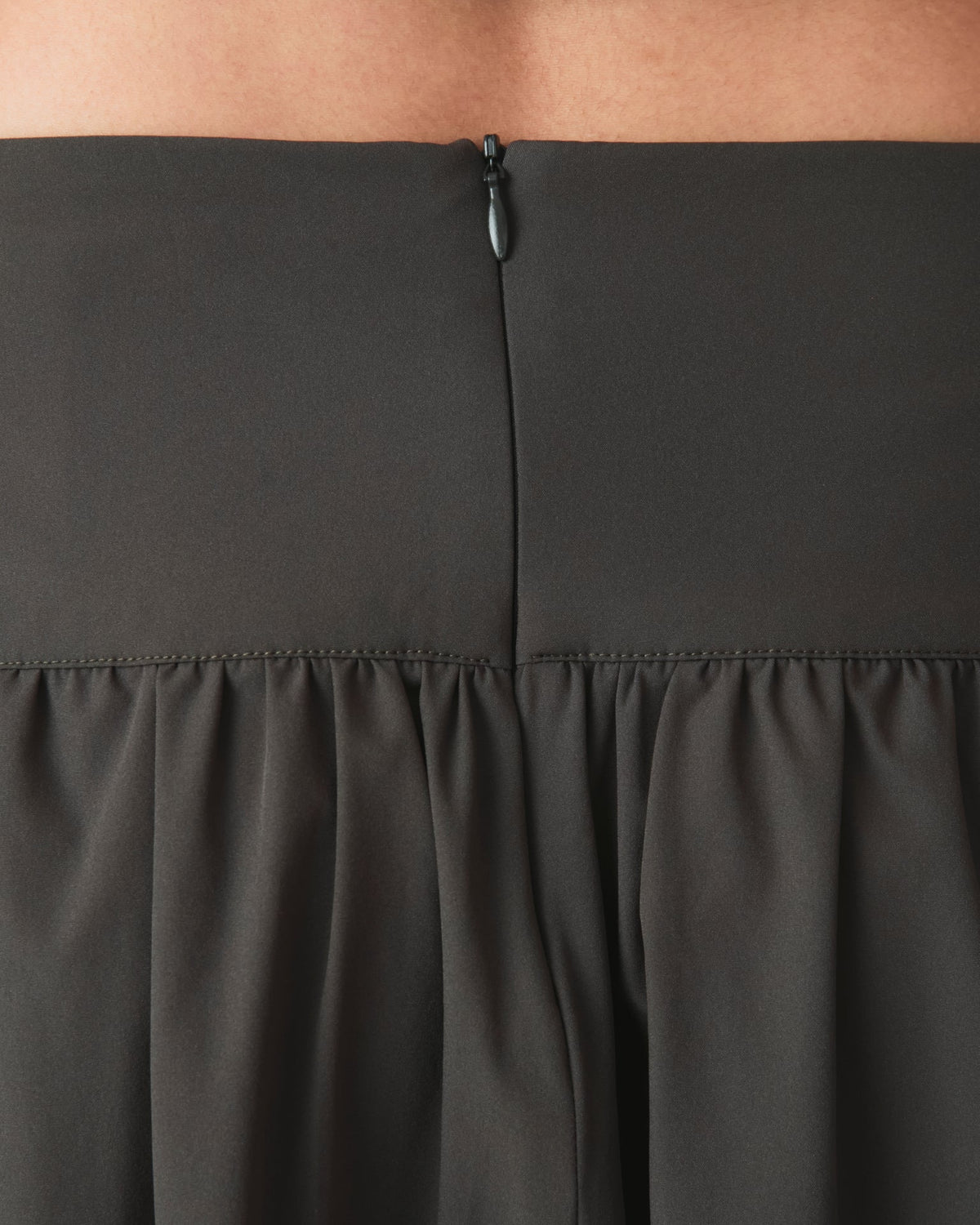 Saia Midi Bell Verde — costas com zíper