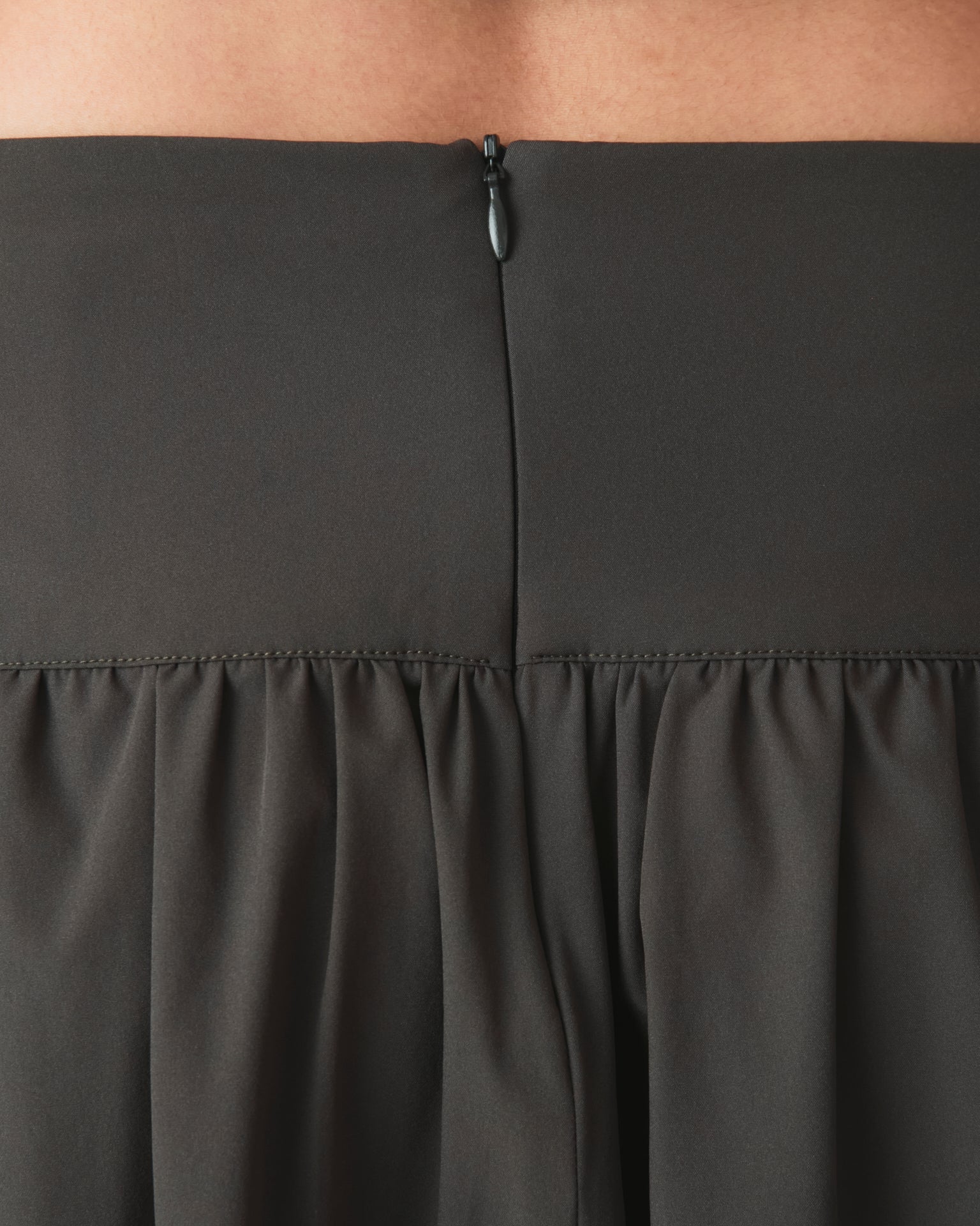 Saia Midi Bell Verde — costas com zíper