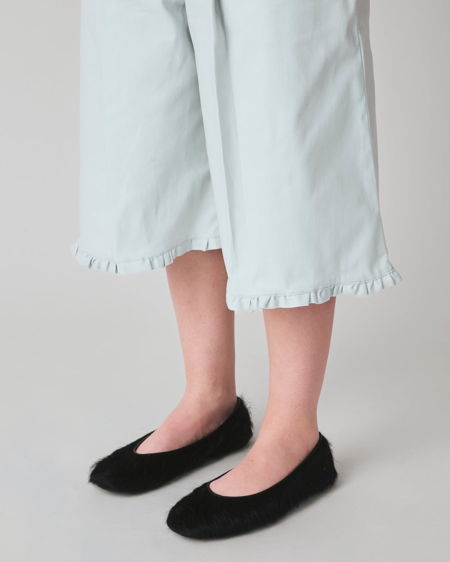 Jorts Leoni Cinza Céu — detalhe da barra com babado