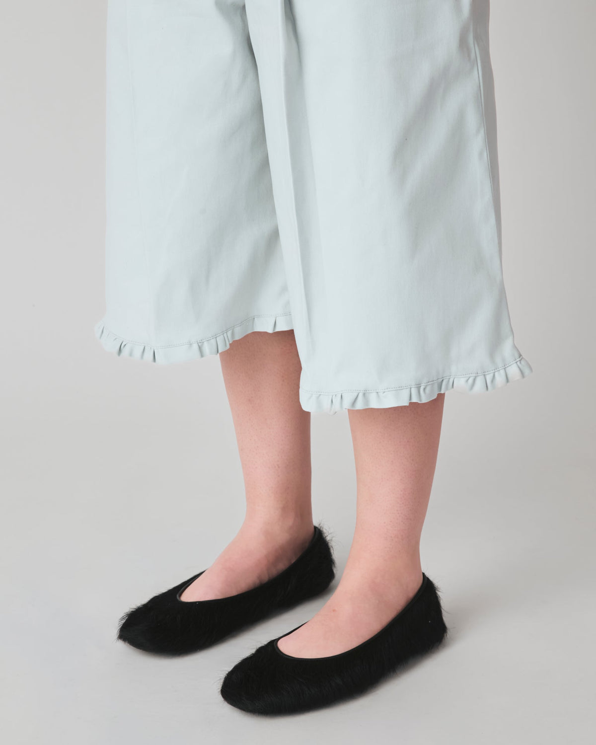Jorts Leoni Cinza Céu — detalhe da barra com babado