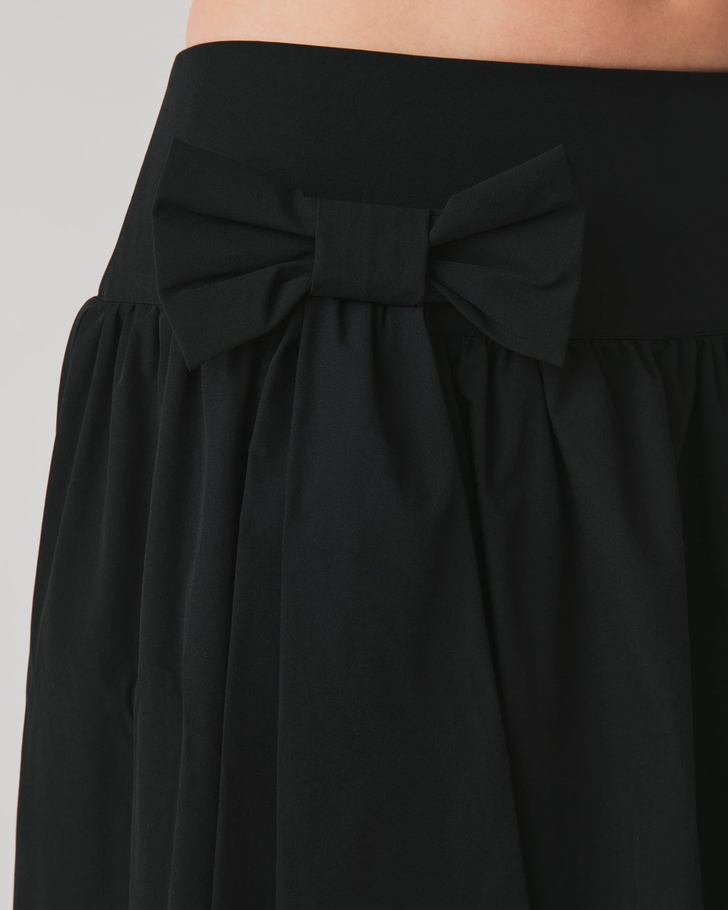 Saia Midi Bell Preto — detalhe do laço na cintura