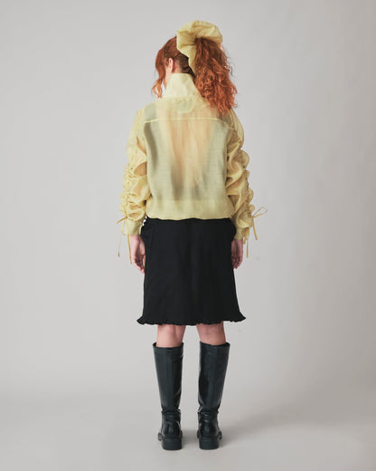 Scrunchie Audre Amarelo — costas no rabo de cavalo