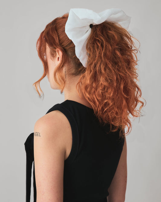 Scrunchie Audre Off-White — perfil no rabo de cavalo