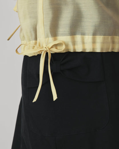 Jaqueta Tule Audre Amarelo — detalhe da barra com amarração