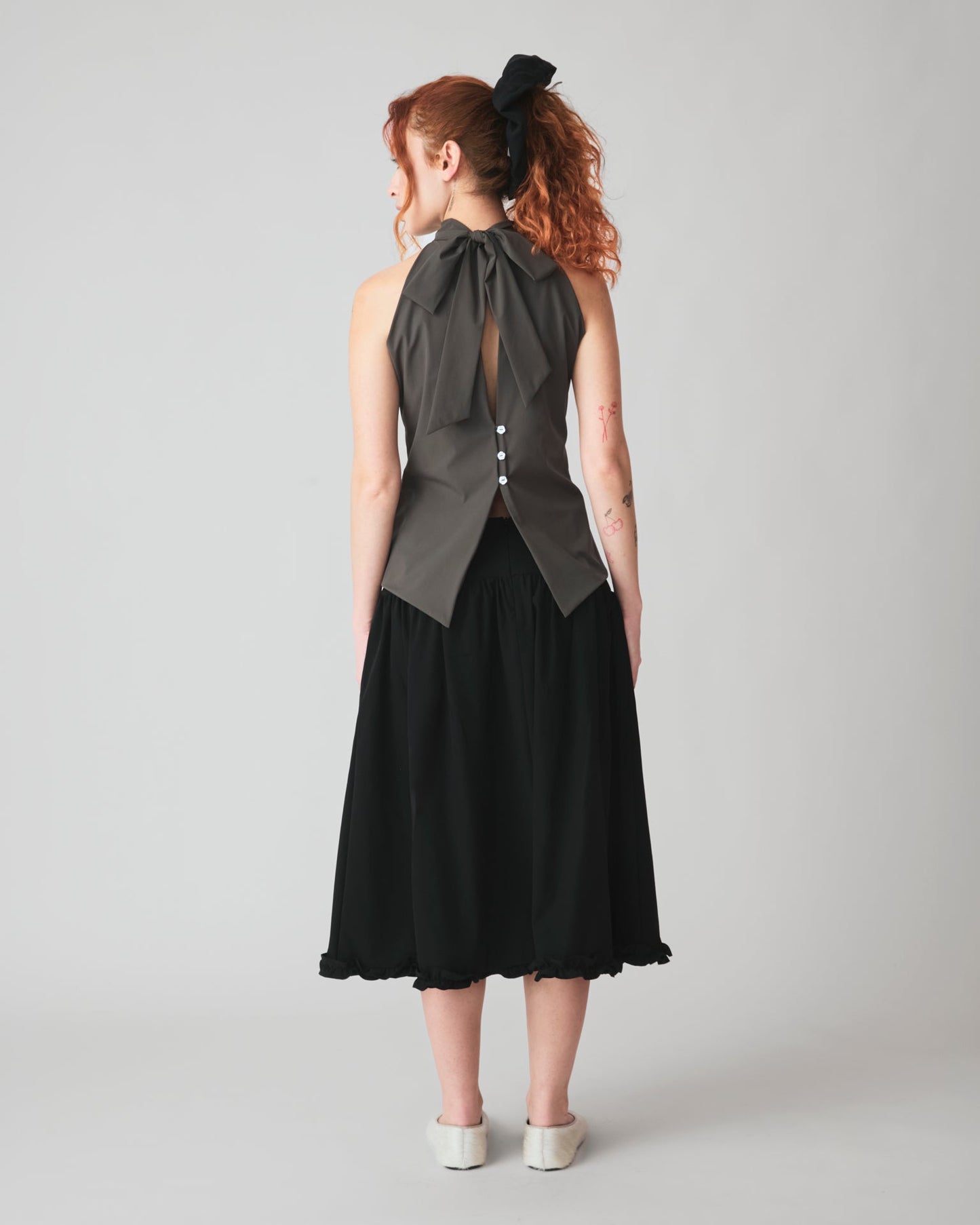 Saia Midi Bell Preto — look costas