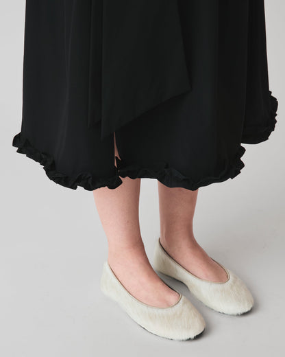 Saia Midi Bell Preto — detalhe da barra com babado
