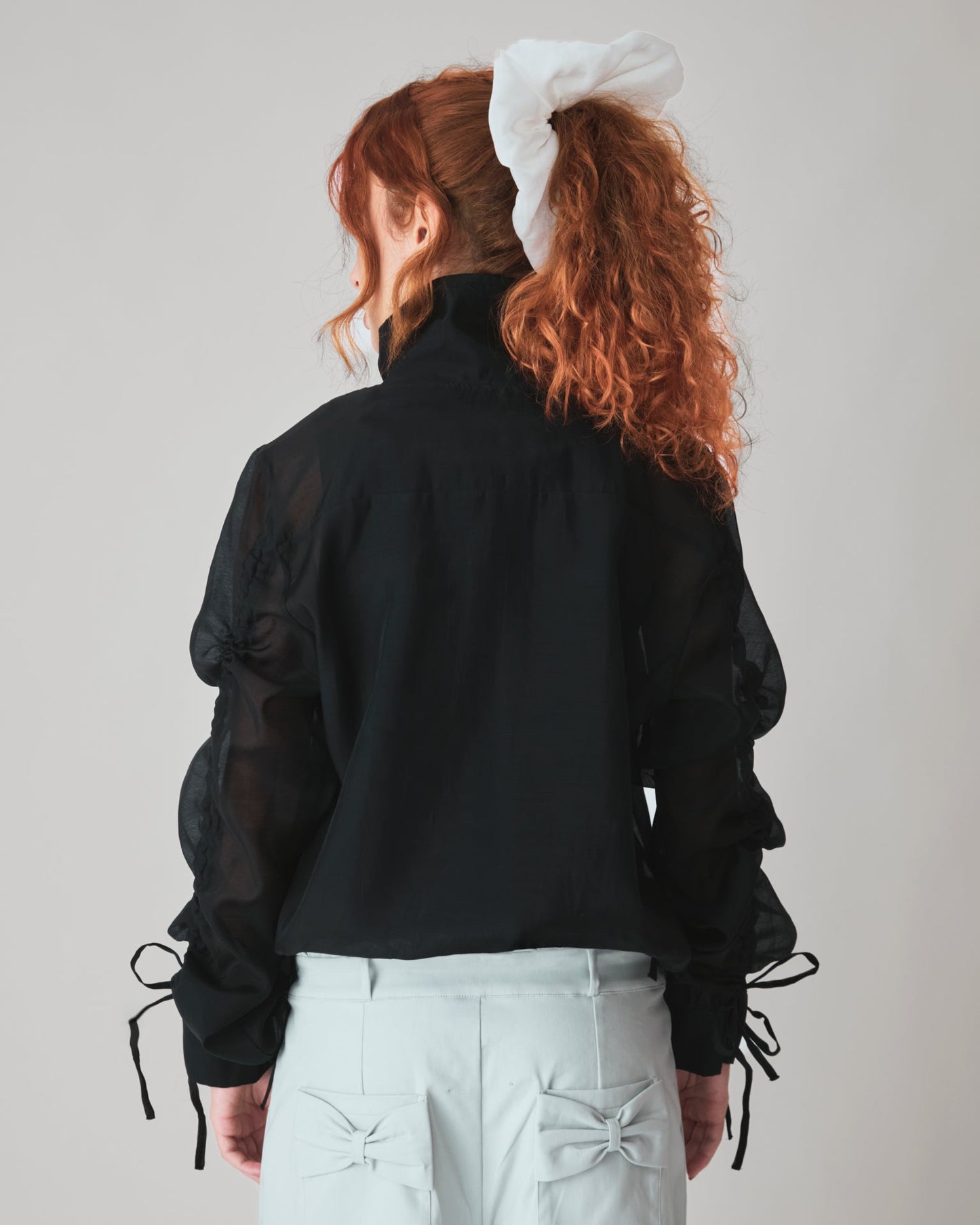 Jaqueta Tule Audre Preto — look costas