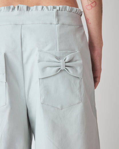 Jorts Leoni Cinza Céu — detalhe do bolso com laço