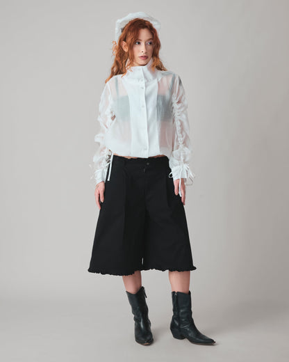 Jorts Leoni Preto — look frente com Jaqueta Tule Audre Off-White