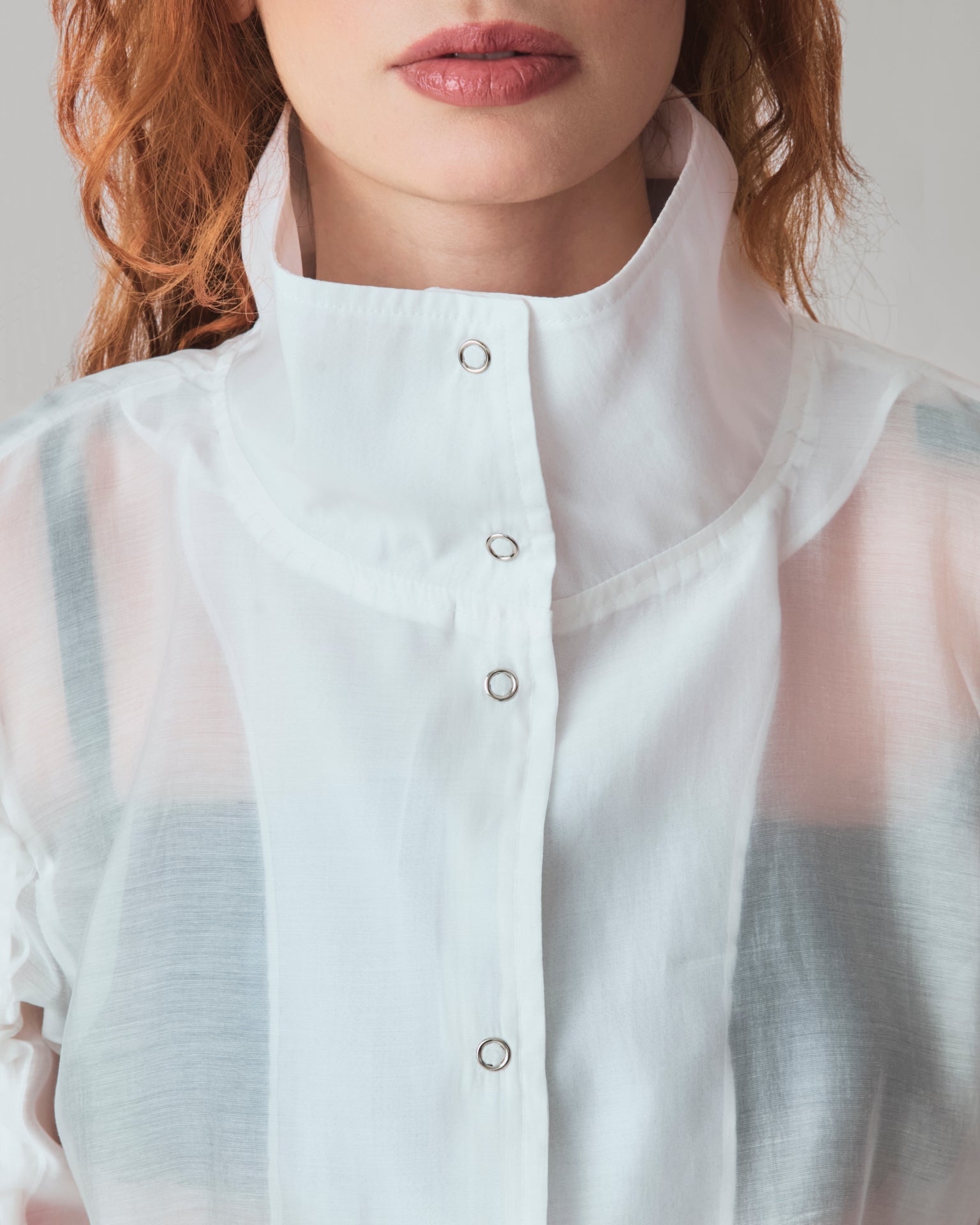 Jaqueta Tule Audre Off-White — detalhe da gola e botões de pressão