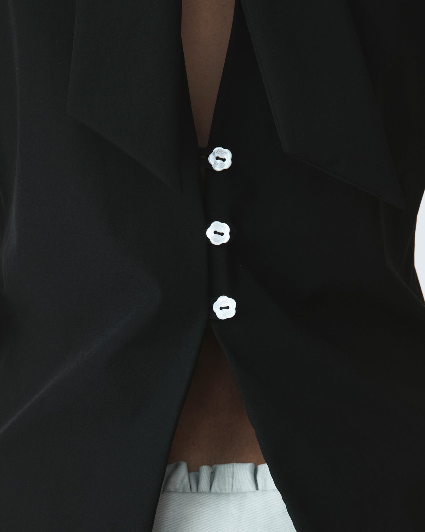 Top Bertha Preto — detalhe dos botões Leoni