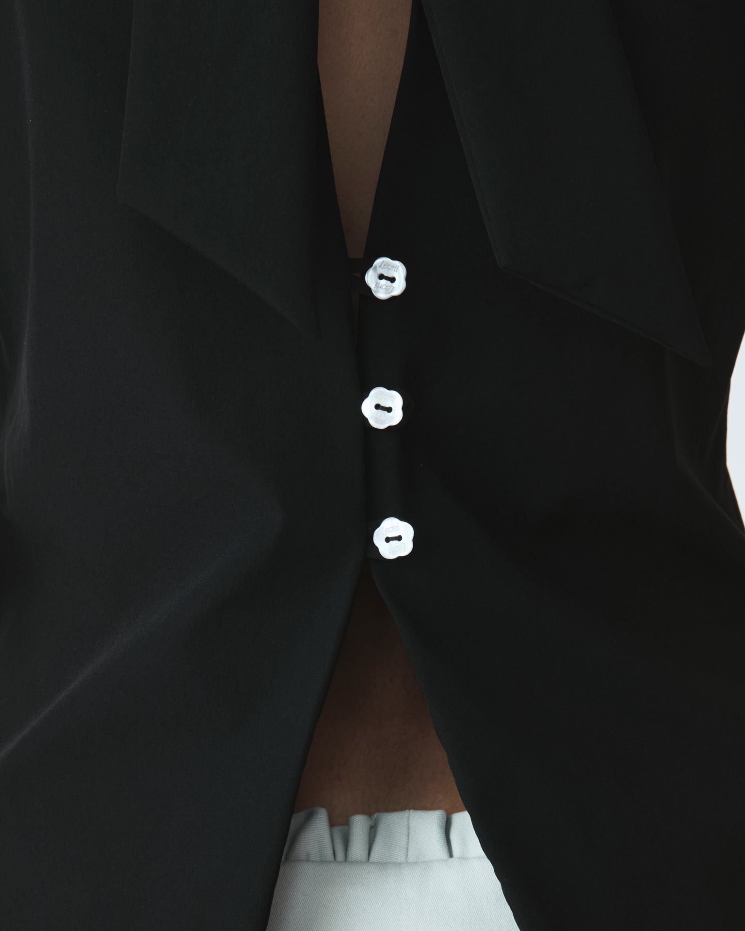 Top Bertha Preto — detalhe dos botões Leoni