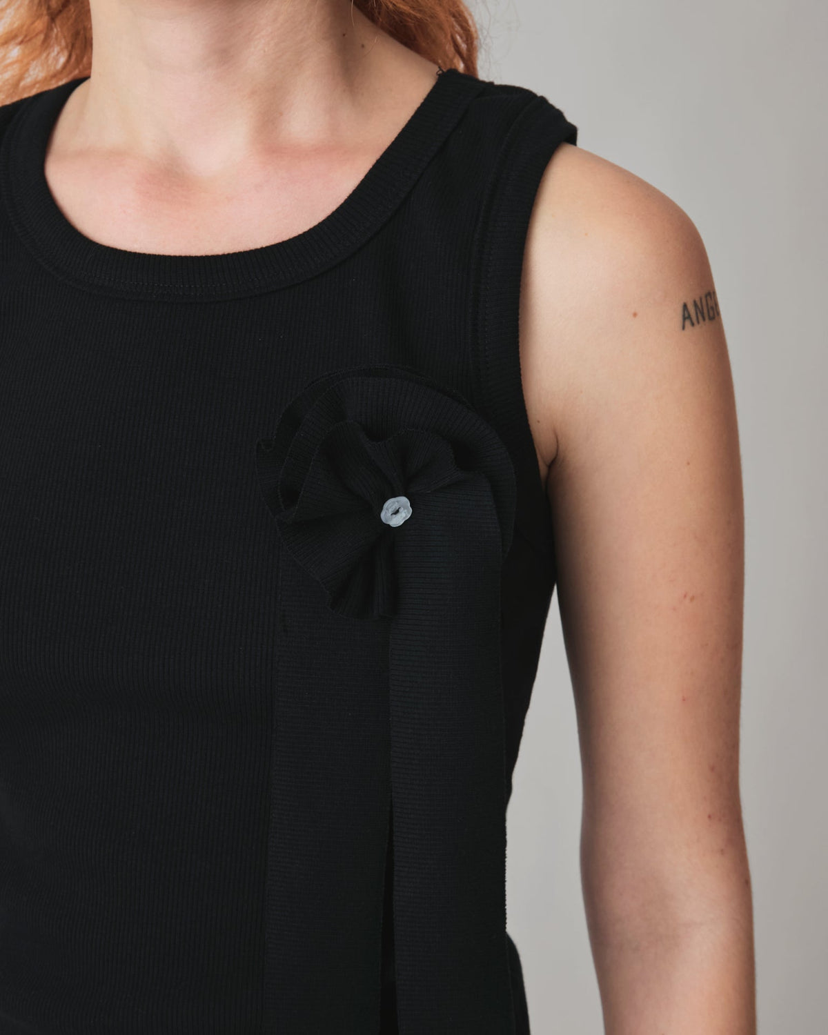 Regata Gloria Preto — detalhe do broche