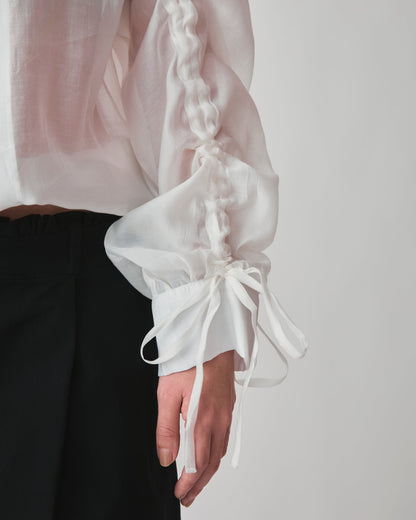 Jaqueta Tule Audre Off-White — detalhe da manga franzida
