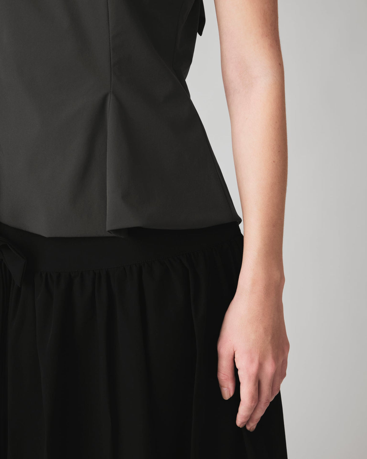 Saia Midi Bell Preto — detalhe da cintura