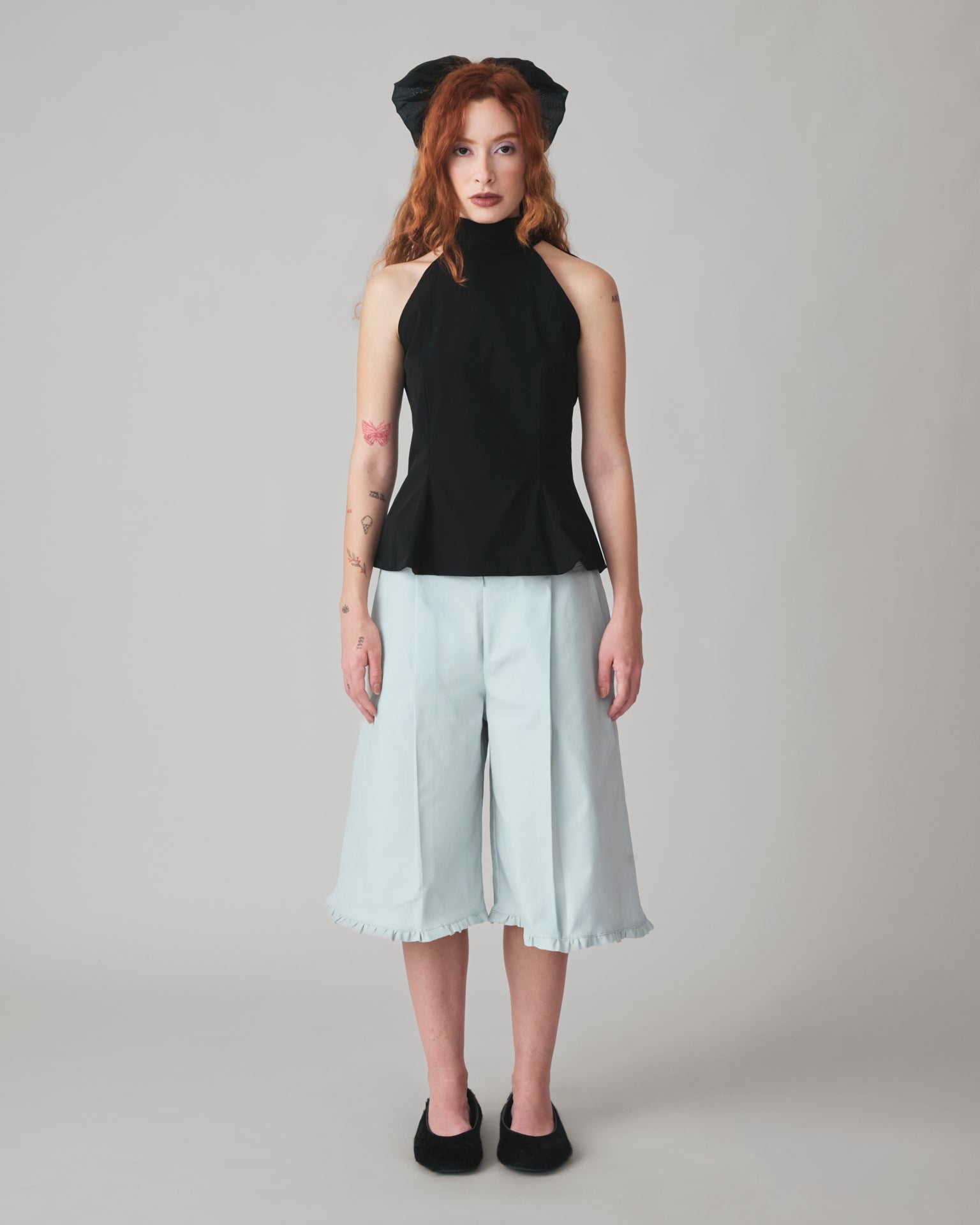 Jorts Leoni Cinza Céu — look frente com Top Bertha Preto