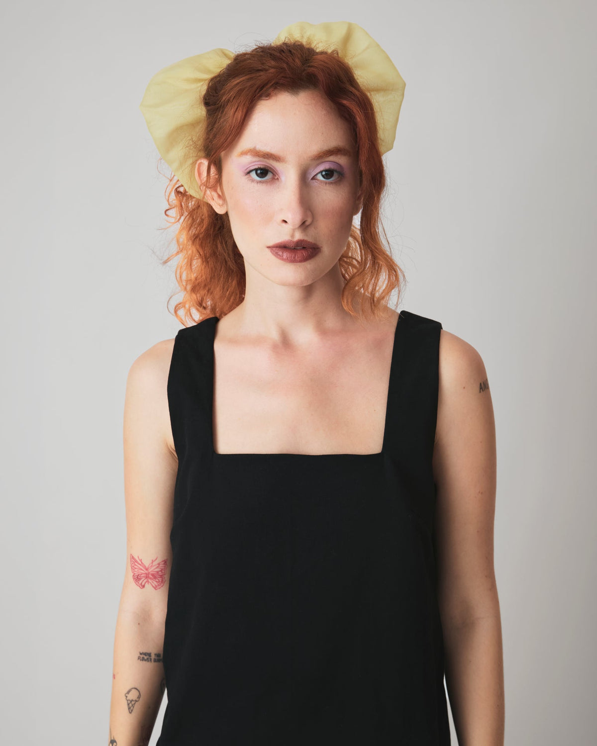 Scrunchie Audre Amarelo — preso na cabeça