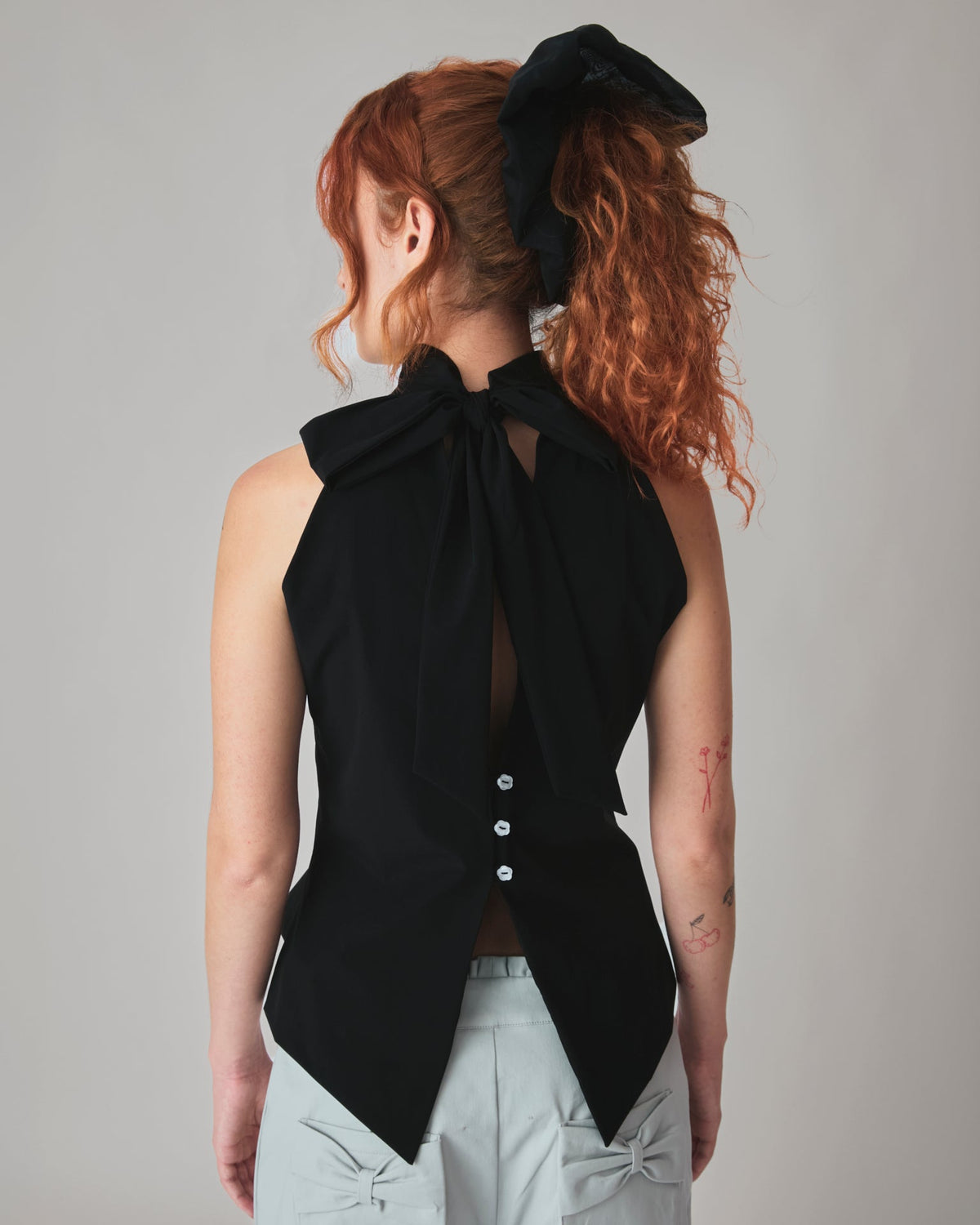 Jorts Leoni Cinza Céu — look costas