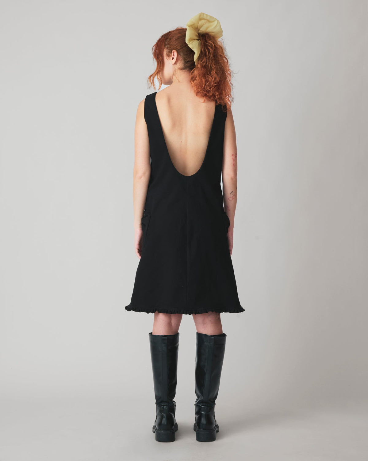 Vestido Reto Nancy Preto — look costas