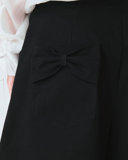 Jorts Leoni Preto — detalhe do bolso com laço
