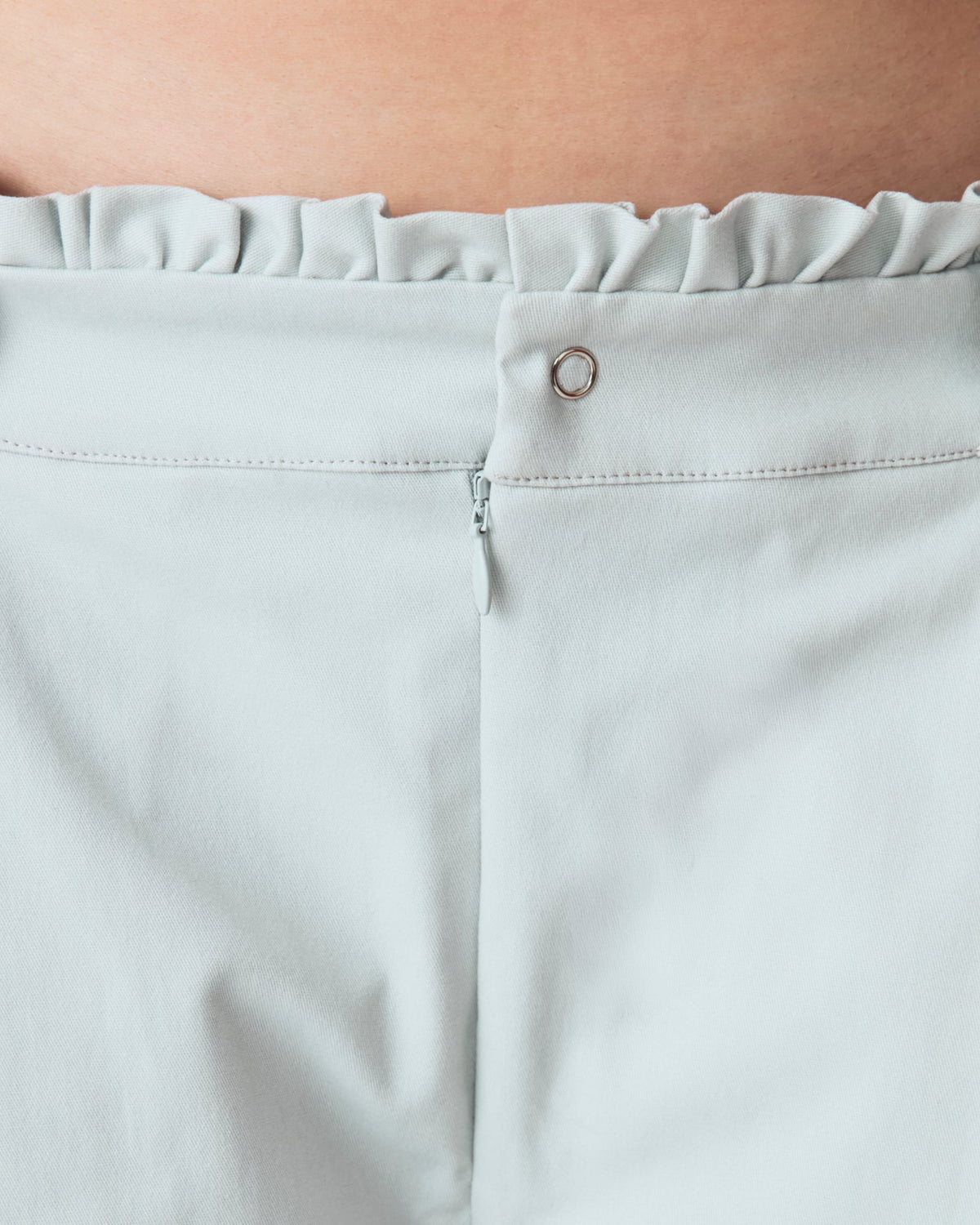 Jorts Leoni Cinza Céu — detalhe do cós e zíper