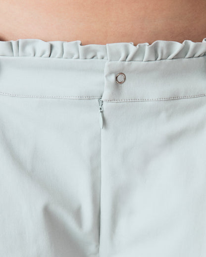 Jorts Leoni Cinza Céu — detalhe do cós e zíper