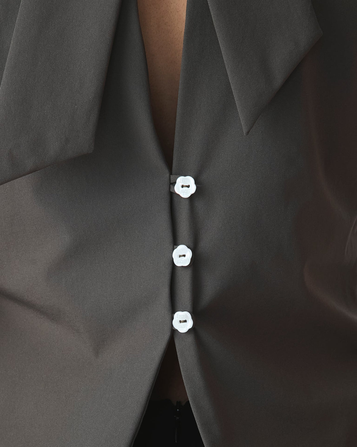Top Bertha Verde — detalhe dos botões Leoni