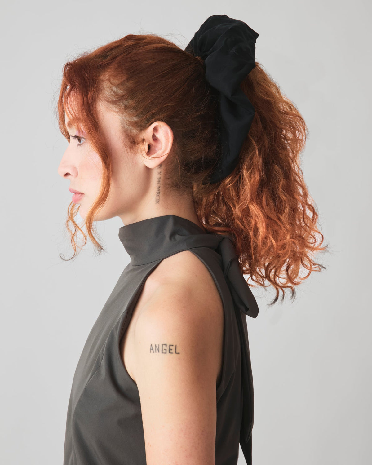 Scrunchie Audre Preto — perfil no rabo de cavalo