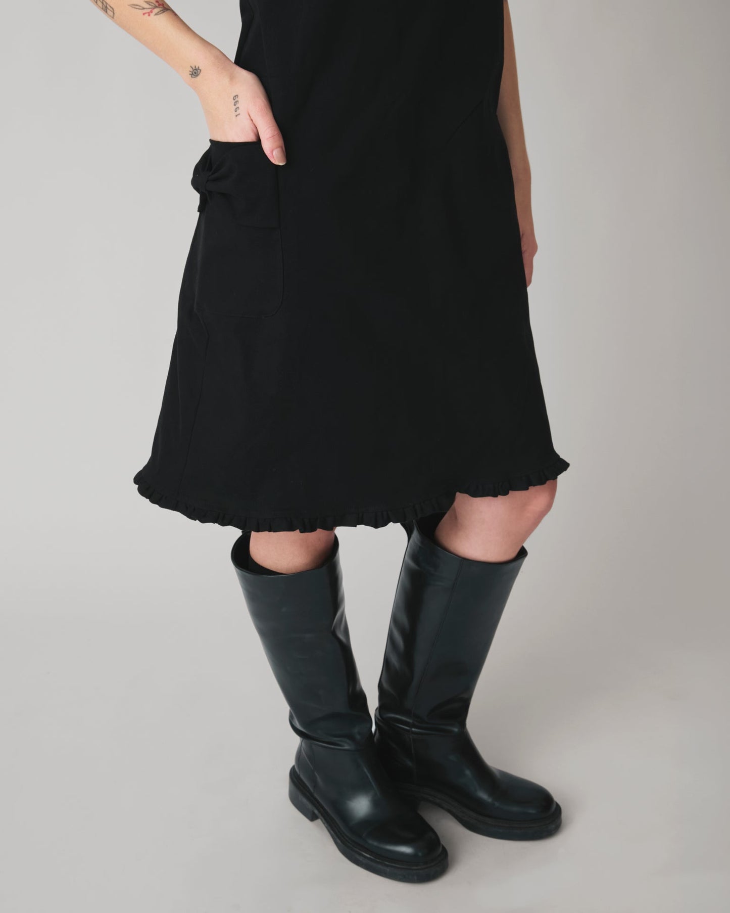 Vestido Reto Nancy Preto — detalhe da barra e do bolso