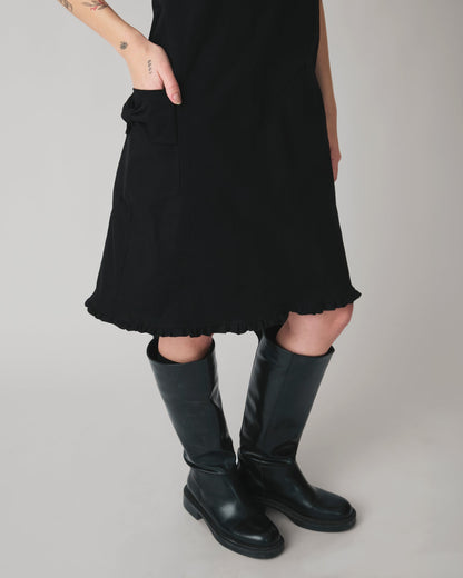 Vestido Reto Nancy Preto — detalhe da barra e do bolso