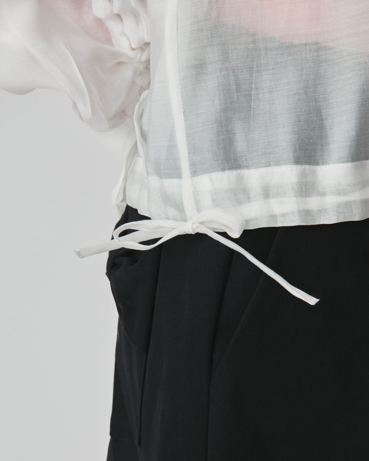 Jaqueta Tule Audre Off-White — detalhe da barra com amarração