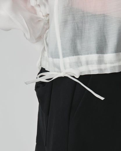 Jaqueta Tule Audre Off-White — detalhe da barra com amarração